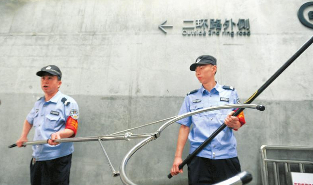 成都二環快速公交安檢采用手持液體檢測儀及防暴叉[圖]