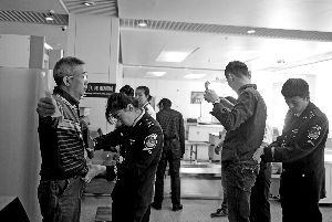 南苑機場安檢員自比眼睛像X光機(圖)