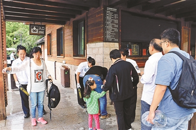 手持安檢儀把關北京市屬公園 禁帶打火機[圖]