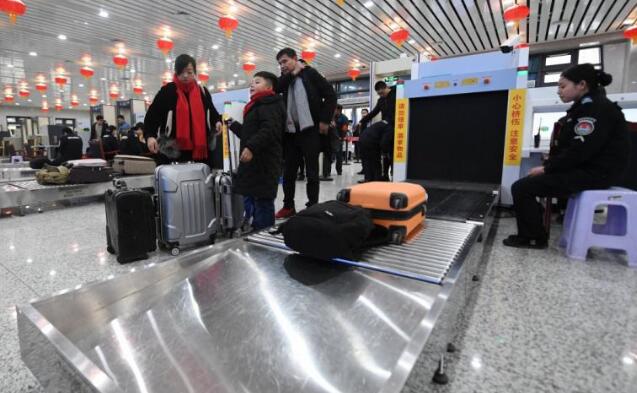 安檢門檢查口把關(guān)火車站安全 女子檢漏抓現(xiàn)行