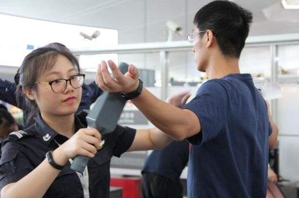 堅(jiān)守空防安全，安檢門通道工作忙！