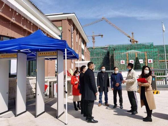 昆山愛(ài)心企業(yè)為學(xué)校捐贈(zèng)紅外線測(cè)溫安檢門[圖]