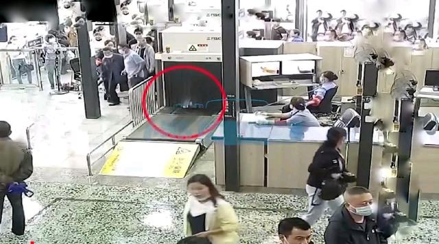 湖南吉首火車站安檢門通道發生一起惡搞事件[圖]