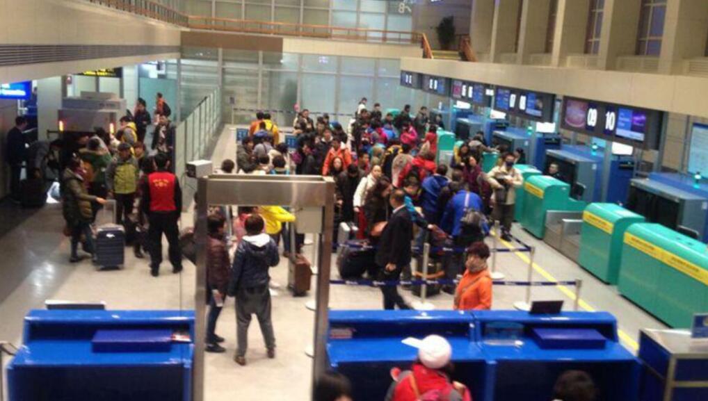 巴彥淖爾機(jī)場(chǎng)金屬探測(cè)安檢門檢查口發(fā)現(xiàn)違禁物品打火機(jī)[圖]