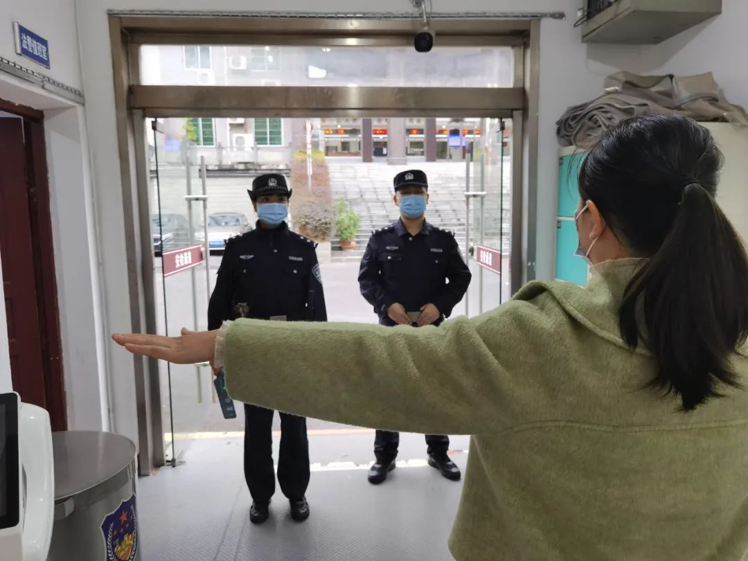 天柱法院安檢門顯神威，一女子攜帶違禁品被查獲！